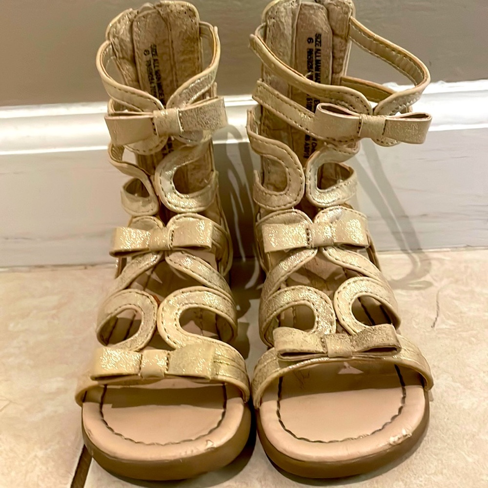 Children’s Place gold zip up toddler girls dress shoe, size 6 (US)